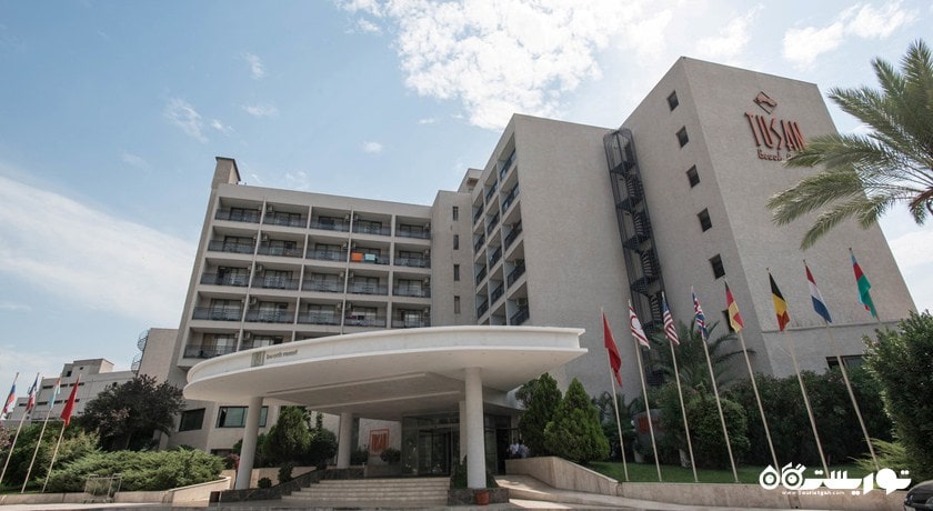 نمایی از درب ورودی هتل